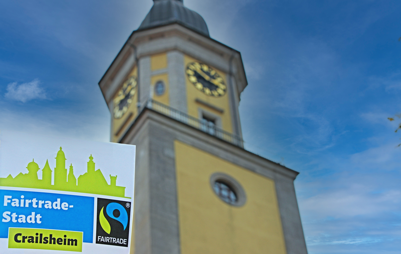 Fairtrade-Stadt Logo und im Hintergrund der Rathausturm