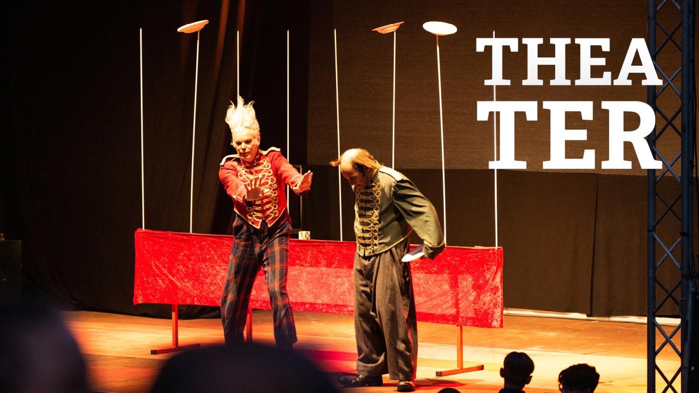 Blick auf die Stat, im Vordergrund ist das Jagstwehr zu sehen, im Hintergrund der Rathausturm, die Liebfrauenkapelle und der Diebsturm