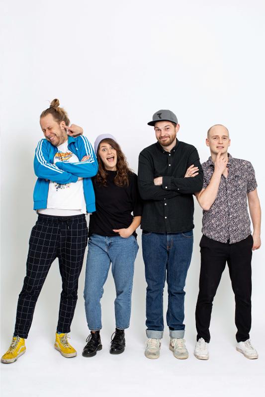 Gruppenbild von 4 Menschen die Spaß haben